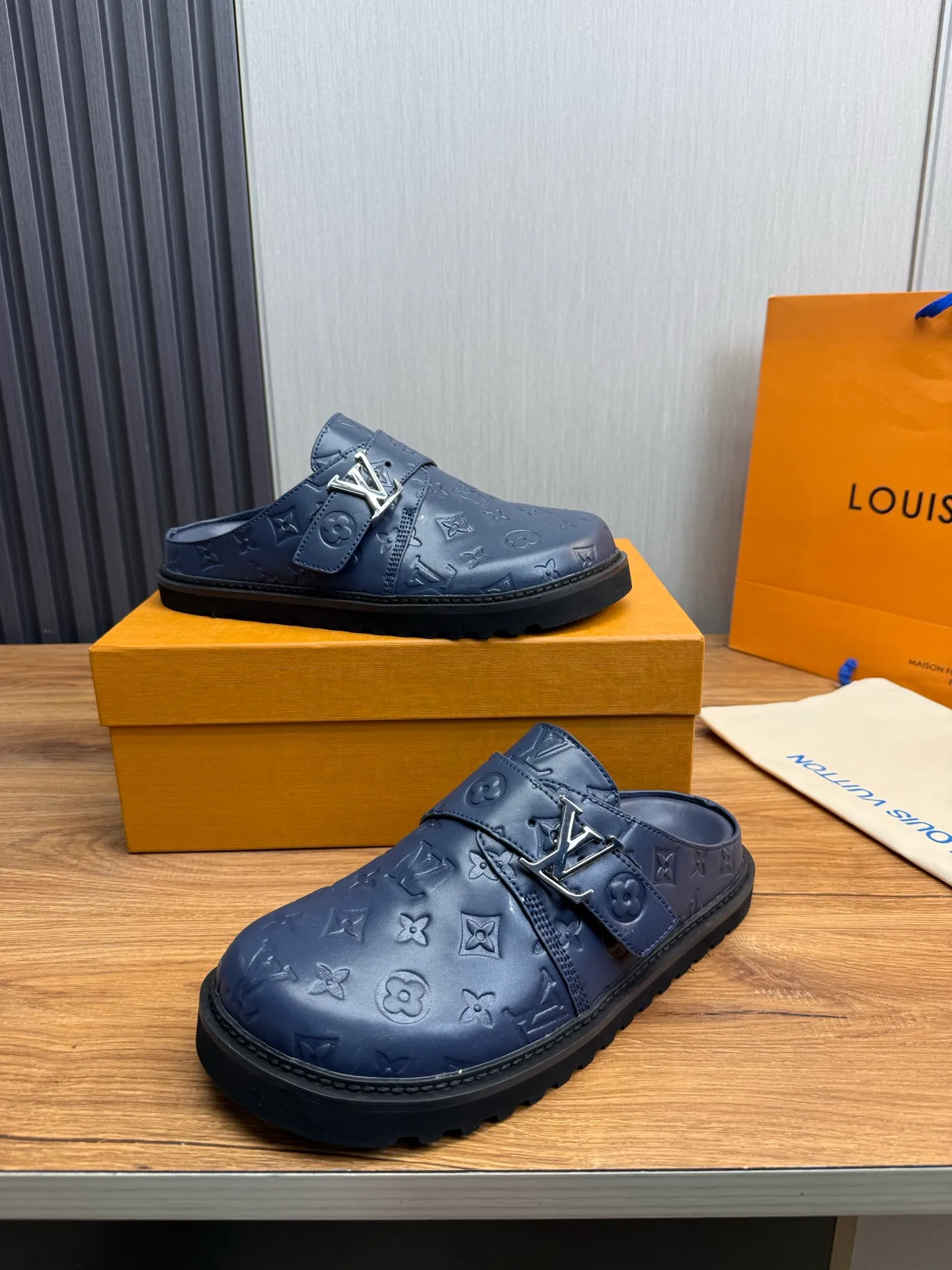 Men's men's shoes 460💰 Lv. Popular couple slippers hot sale🩷💚 🩴Official website one to one production 35-45 sizes 45 46 🉑️Customized!